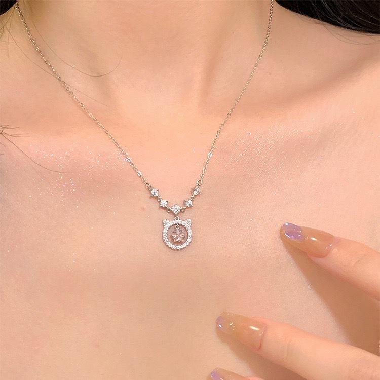 Ожерелье с розовым бриллиантом в виде кошки для женщин, легкое, роскошное, нишевое, изысканное, простое, универсальное, цепочка на ключицу, новый стиль высокого класса