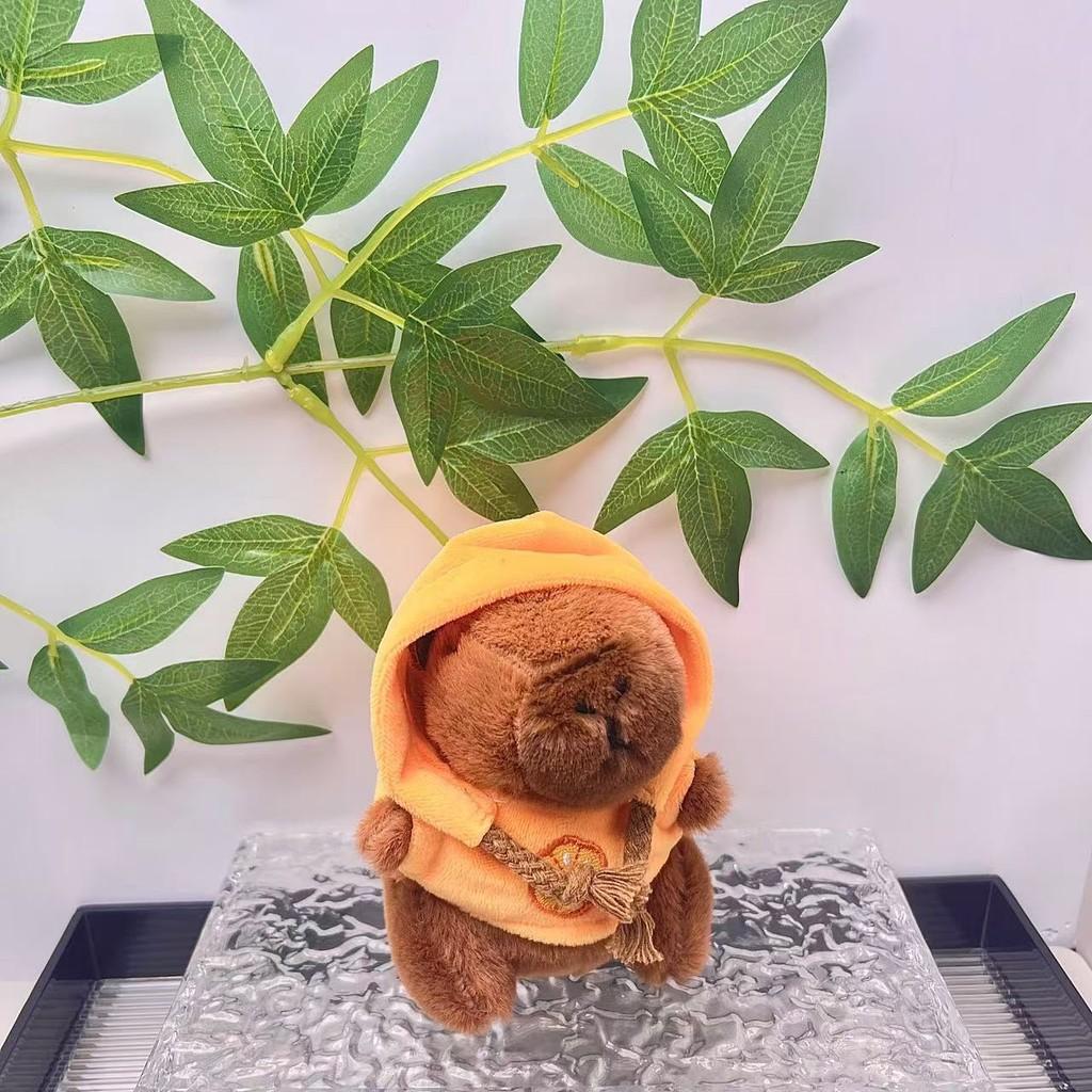 Очаровательный плюшевый брелок в виде капибары в цветной толстовке, идеально подходящий для подарков