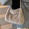 Сумка плюшевая женская зимняя 2024 модная сумка через плечо подмышкой повседневная универсальная сумка для поездок на работу