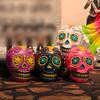 День мертвых Расписанная смолой статуэтка головы черепа Креативное декоративное украшение для праздничной памятной статуи