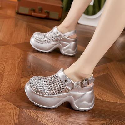 Сандалии на толстой подошве женские лето 2025 новые дышащие сандалии с перфорацией универсальные серебристые черные увеличивающие рост женские туфли