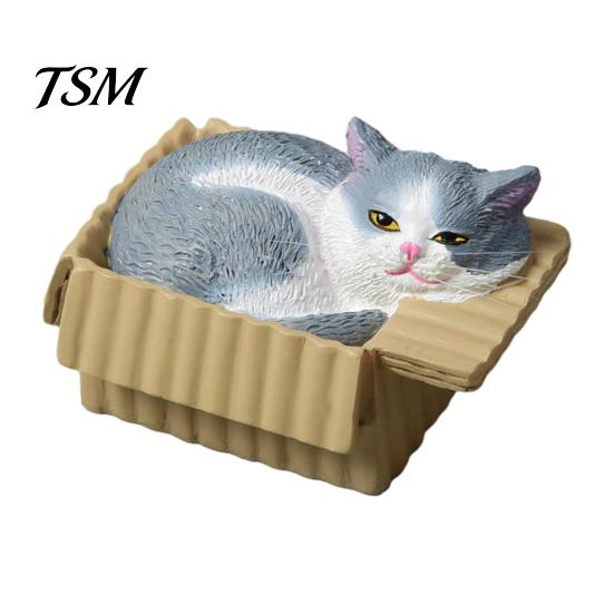 Miniature Cat in Box Mini Ornaments, Simulation Express Carton with Resin Kitten Figurines, Cute Lover Gift Idea Desktop Car Dashboard Decor, Healing