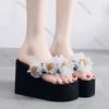 Женские летние черные сандалии-слайды на танкетке с цветочным декором, 2025, на толстой подошве, на платформе, на высоком каблуке 11 см, пляжные шлепанцы