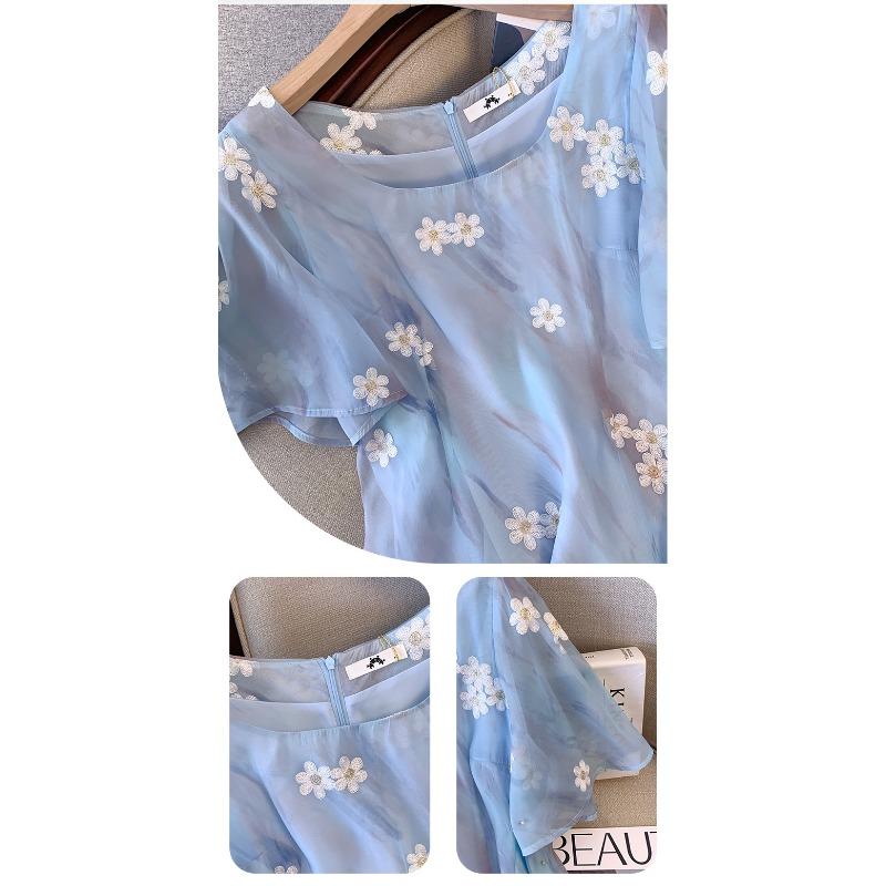 Женское летнее платье больших размеров с синим цветочным узором и короткими рукавами