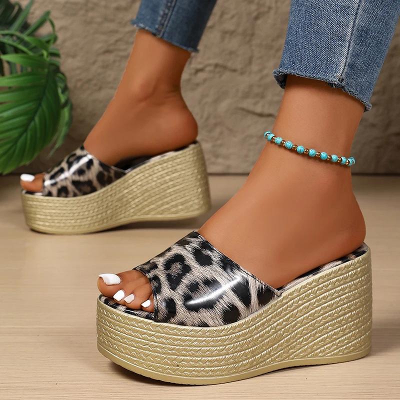 Модные сандалии на танкетке с толстой подошвой с леопардовым принтом для женщин, модные шлепанцы на массивной платформе, женские летние с открытым носком, нескользящие пляжные шлепанцы