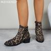 Модные женские ботильоны с леопардовым принтом, замшевые массивные туфли для женщин 2025 года, модные зимние удобные новые ботинки на низком каблуке в готическом стиле для ходьбы, зимние ботинки Mujer