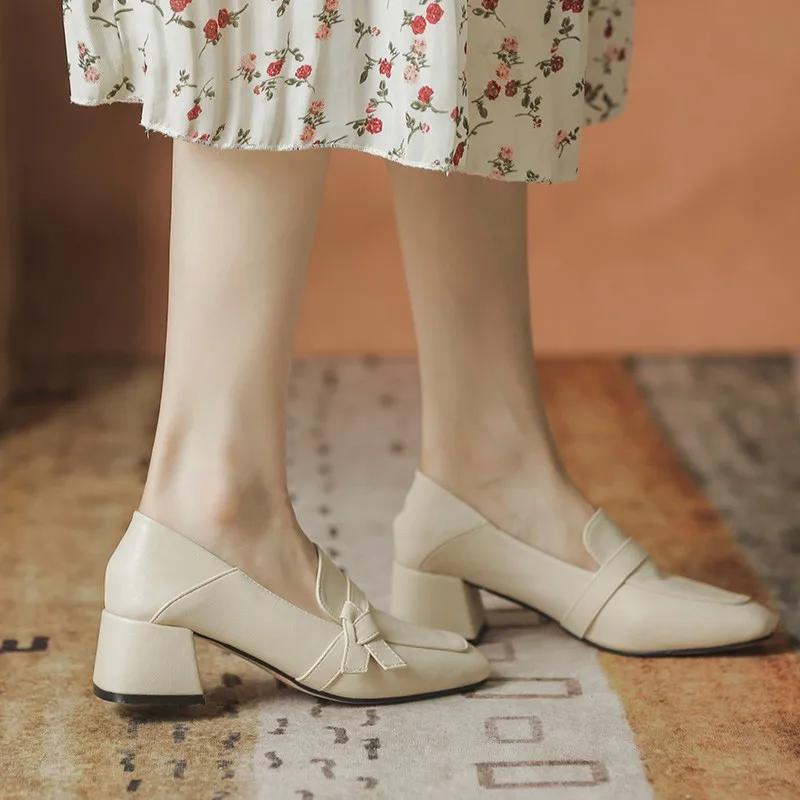 2024 Лидер продаж Новые женские туфли на высоком каблуке Осенние толстые каблуки Глянцевые дизайнерские туфли Модные женские туфли Лоферы с квадратным носком