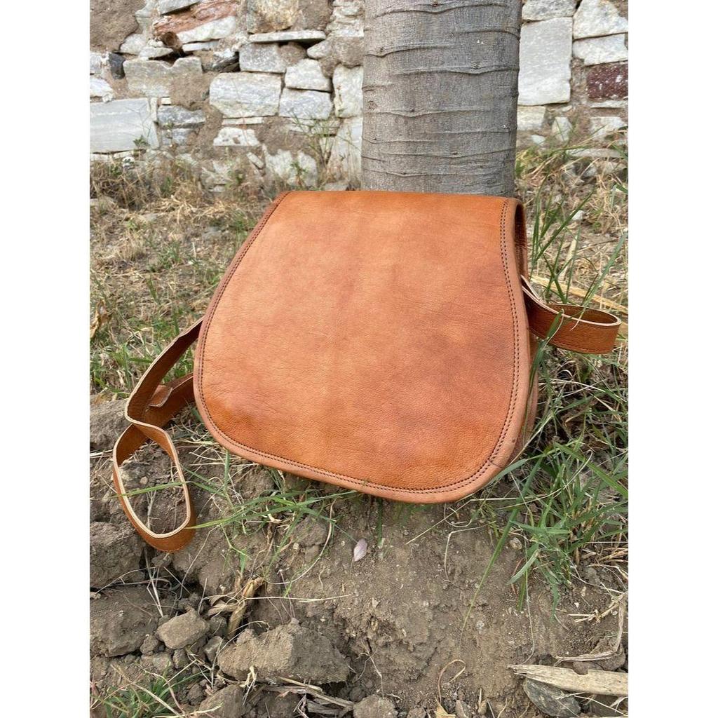 Handmade Leather Saddle Bag: Crossbody Purse with Adjustable Strap