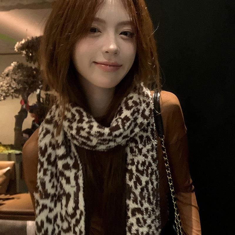 Leopards Print Plush Scarf Soft And Warm Neckerchief Fashionable Winter Scarves Suitable for Skiing and Camping