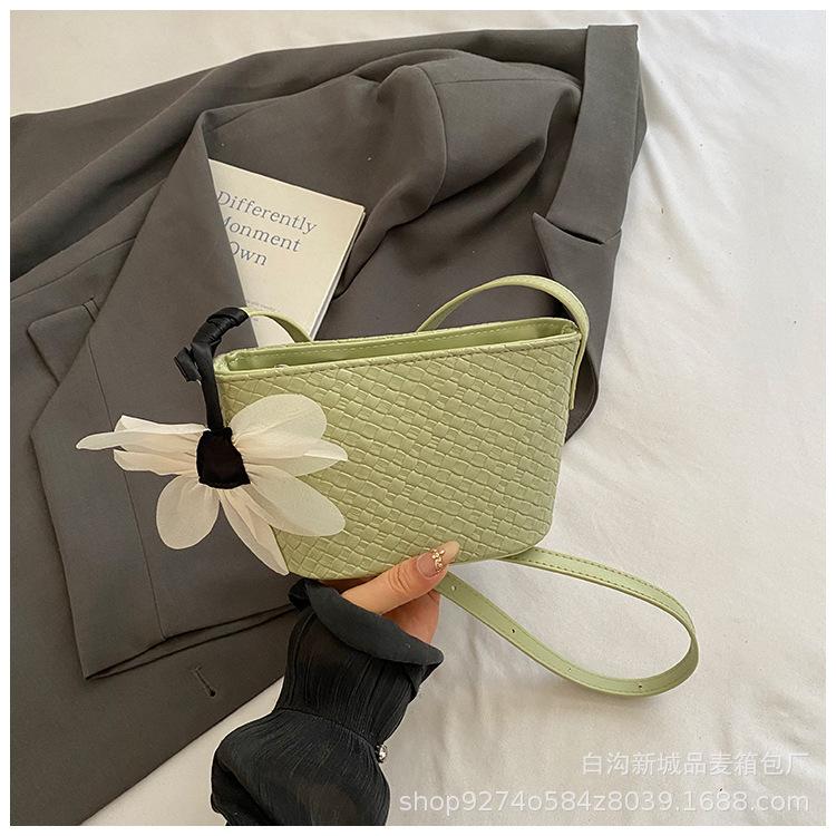 Fashion Woven Large-capacity Commuter Bucket Bag Women's 2025 New Korean Version Shoulder Bag Simple Solid Color Underarm Bag