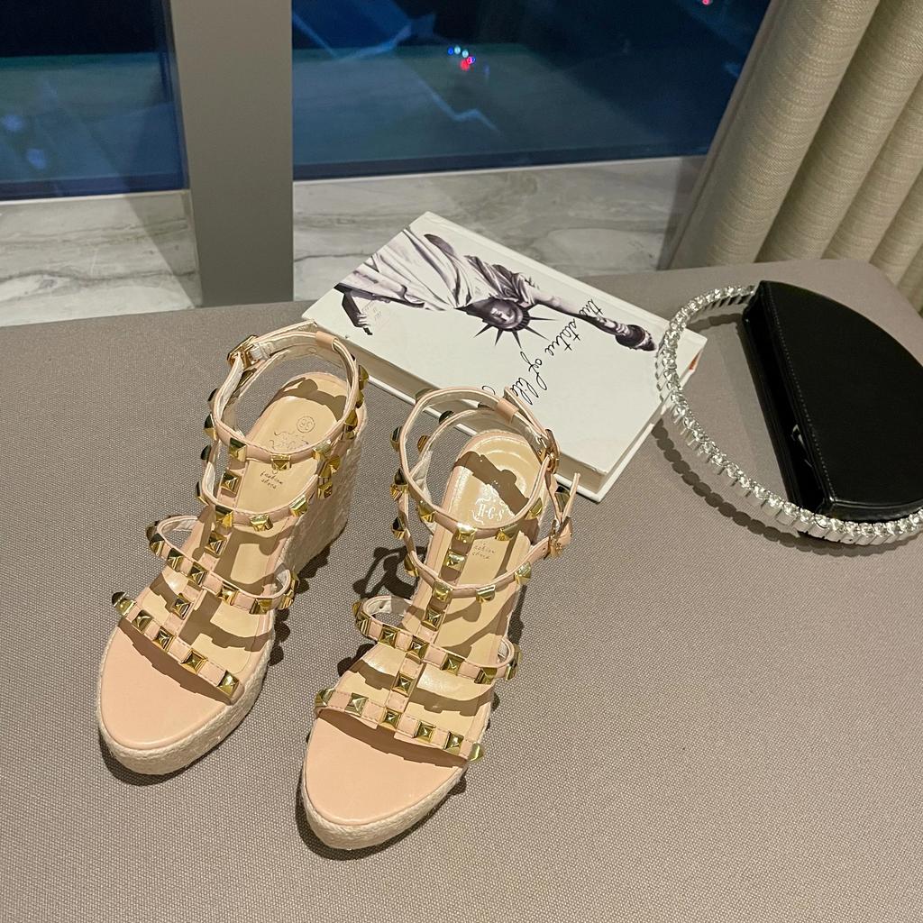 Женские босоножки на танкетке с заклепками, открытым носком и ремешком на щиколотке, женские босоножки на танкетке на платформе, высокие каблуки, плетеные из римской ротанговой травы