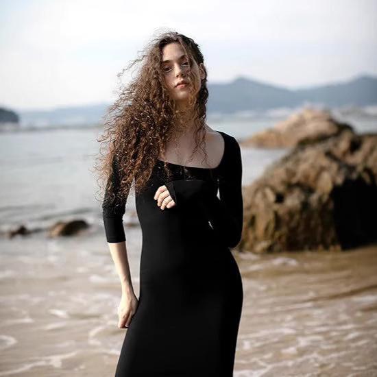 Европейское и американское женское облегающее длинное платье в рубчик - Коллекция Весна/Лето 2024