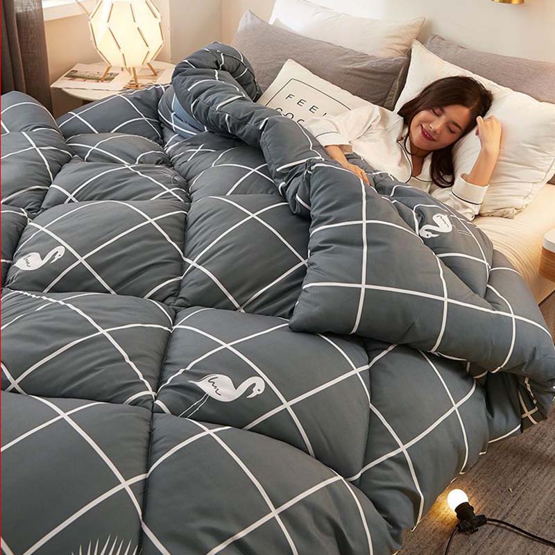 Утолщенное одеяло с хлопчатобумажной подкладкой. Бархатное теплое одеяло. Дышащая и легкая ткань. Доступны постельные принадлежности для одного или двух человек. Все сезоны.