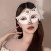 Элегантная кружевная маска-полулицо с перьями для вечеринки на Хэллоуин или маскарада