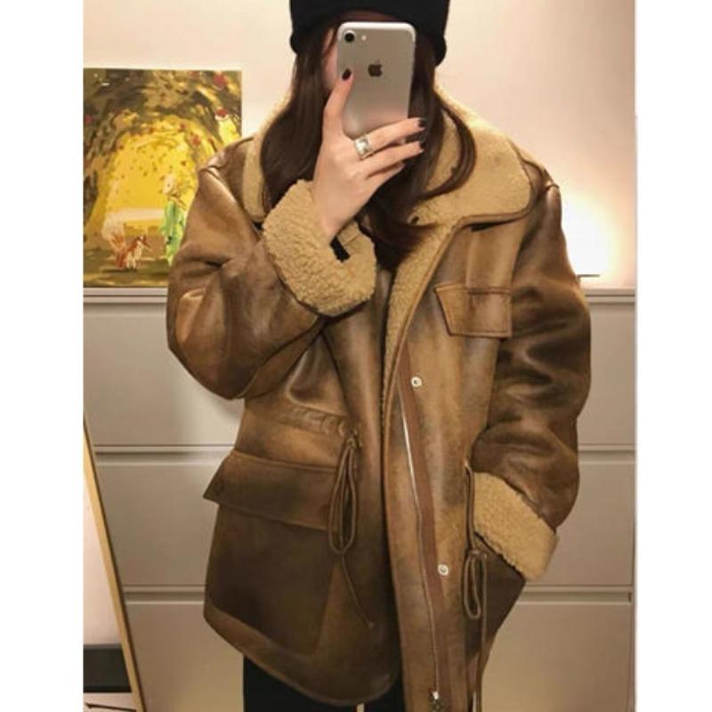 Нося утолщенные пальто с обеих сторон, высокие женщины выглядят в стиле ретро и универсально, свободно и модно, и имеют старый темперамент локомотивной одежды.