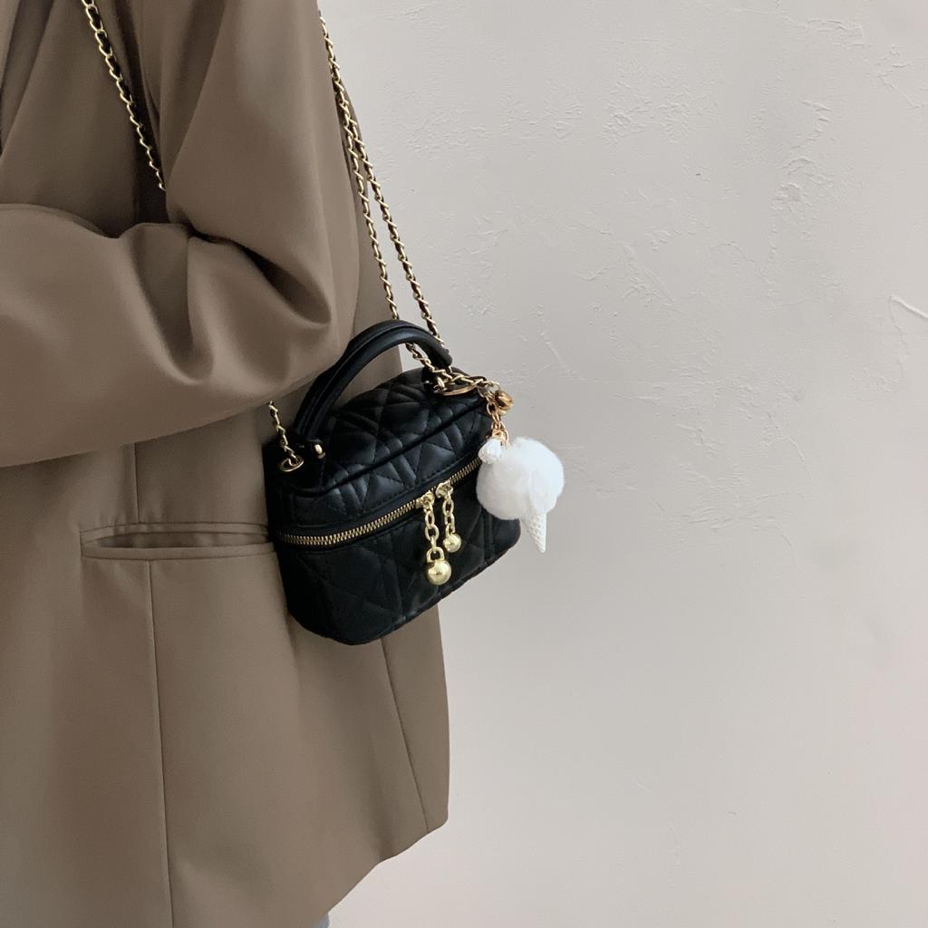 Портативная маленькая квадратная сумка, женская летняя сумка 2023, новая модная модная сумка с ромбовидной цепочкой, универсальная сумка-мессенджер с нишевой текстурой