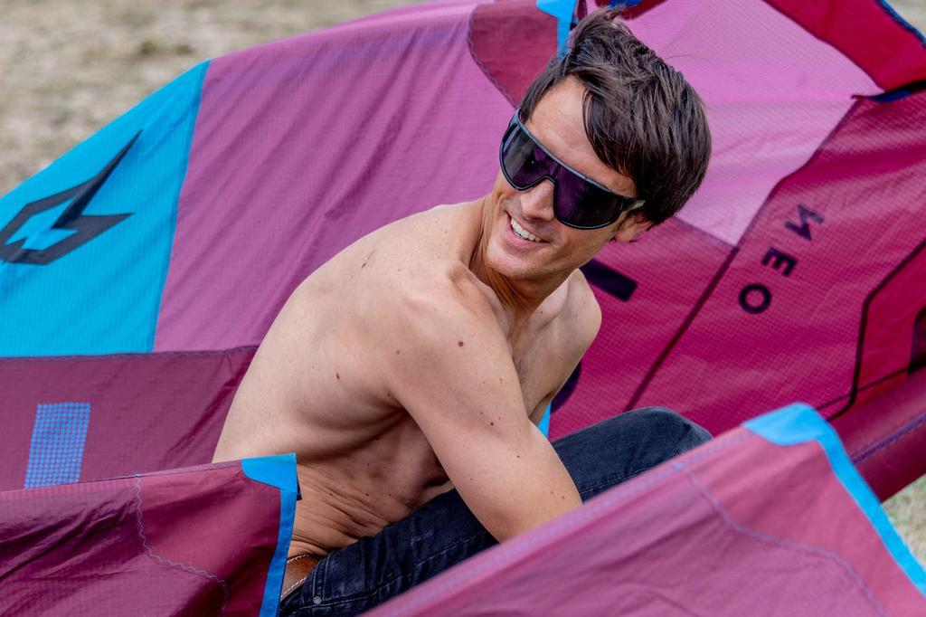 OCEAN KILLY WATER Плавающие Органические Легкие Солнцезащитные очки с УФ-защитой, Съемный ремешок, Глянцевые Черные Дымчатые, Оправа на биологической основе, Защита и Поплавок, (Поляризованный