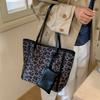 Large Capacity Foreign Style 2025 Fashionable New Personalized Leopard Print Leisure Bag Autumn Tote Bag Relaxation Shoulder Bag
