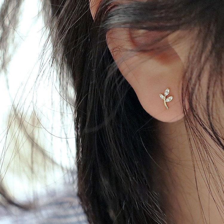 Серьги в форме маленьких листьев. Универсальные серьги для девочек. Серьги с микроинкрустацией.