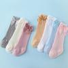 Летние носки для маленьких девочек от 0 до 24 месяцев, мягкие хлопковые эластичные однотонные сетчатые носки для новорожденных с большими бантами, длинные носки до колена для маленьких девочек