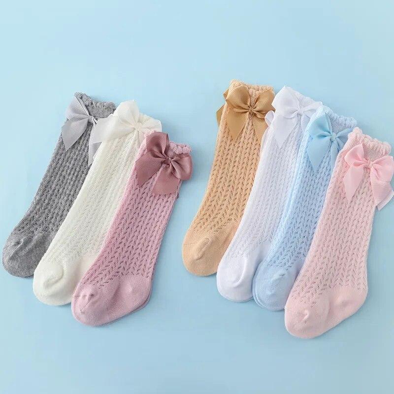 Летние носки для маленьких девочек от 0 до 24 месяцев, мягкие хлопковые эластичные однотонные сетчатые носки для новорожденных с большими бантами, длинные носки до колена для маленьких девочек