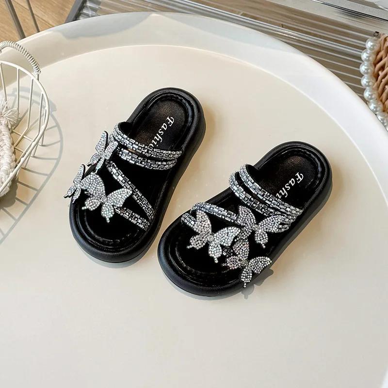 Пляжная обувь для девочек с жемчужным бантом 2024 года, летние новые детские тапочки принцессы для отпуска, детские модные мягкие сандалии для отпуска