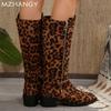 Модные женские леопардовые высокие сапоги из замши до колена на низком каблуке, женские модные зимние повседневные мотоциклетные сапоги 2025 года Mujer Botas