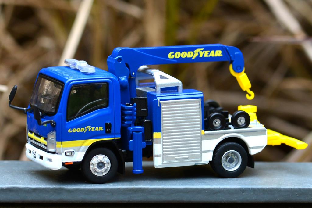 Маленький город 1/76 масштаб литая модель автомобиля Isuzu N-Series эвакуатор от Goodyear