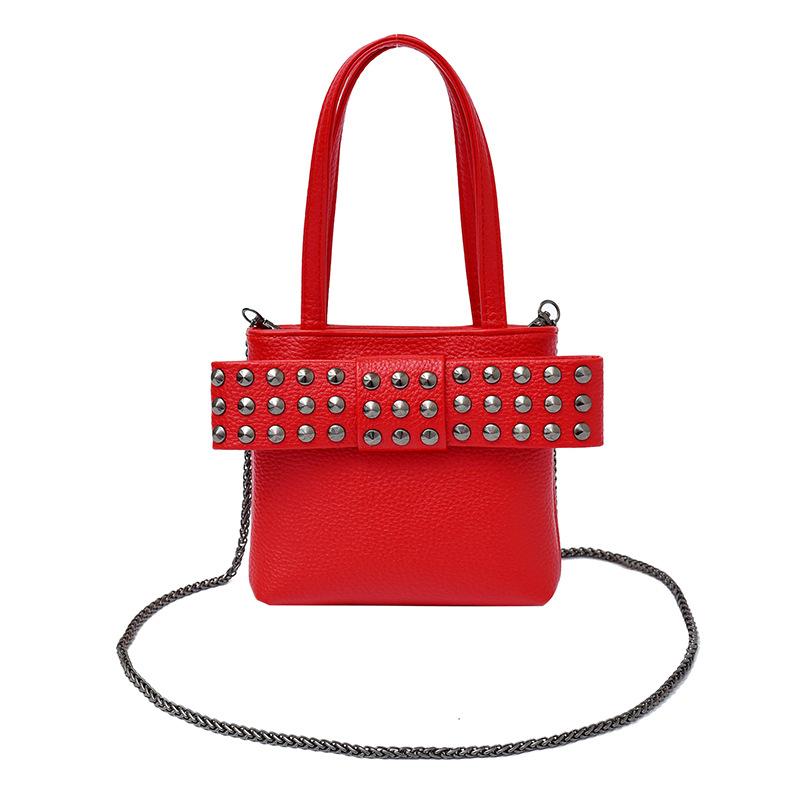 Сумки персонализированная заклепка маленькая сумка 2025 новая европейская и американская панк-стиль женская сумка-мессенджер на цепочке маленькая квадратная сумка