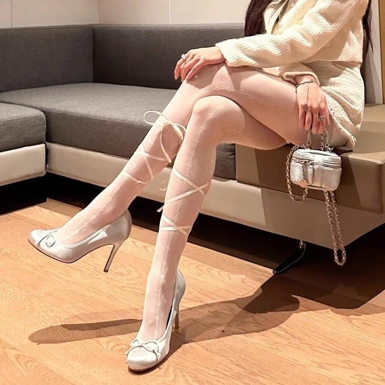 Французский новый темперамент 2025 балетная поверхность атласный стиль бант одна педаль одиночные туфли шпильки высокие каблуки женские круглая голова