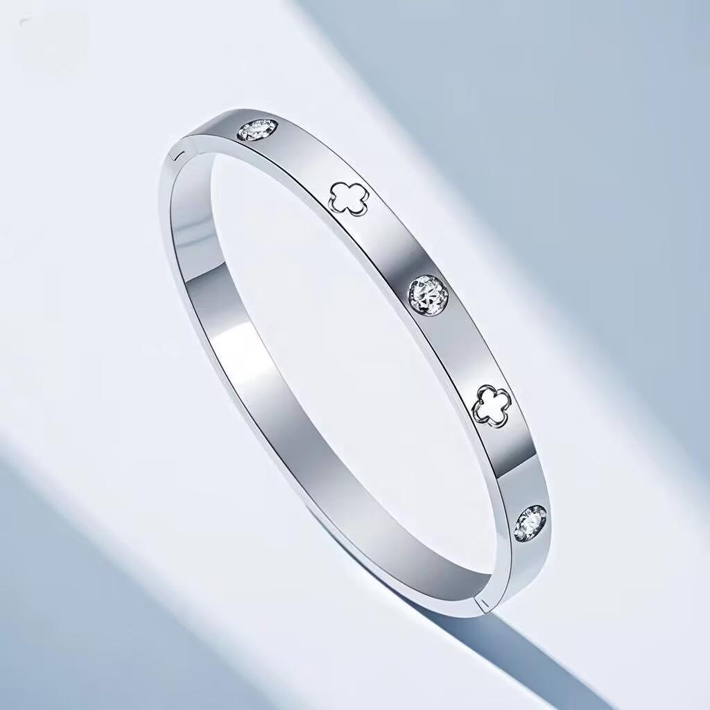 Летняя Мода Набор Браслетов из Нержавеющей Стали с Покрытием 18K Золотом для Женщин - Элегантные, Простые Украшения