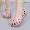 Сандалии для девочек 2024 года, летние новые туфли принцессы из искусственной кожи с открытым носком, детская модная обувь с бантом и большим жемчугом, мягкая простая детская повседневная обувь