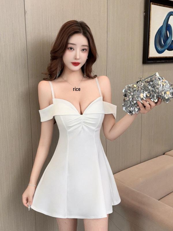 Сексуальное платье А-силуэта с низким вырезом на тонких бретельках – облегающее талию, с широкой юбкой, для ночного клуба