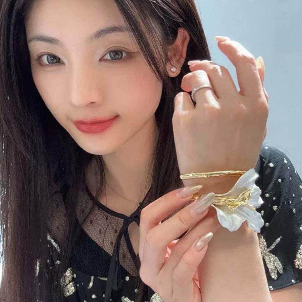 Exaggerated Golden and White Bangle Armlet Women's Wrist Jewelry Metal Flower Bracelet Lady