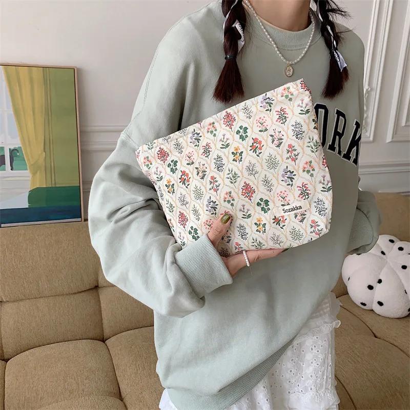Vintage Flower Women's Cosmetic Bag Love Heart Ladies Portable Clutch Purse Handbags Female Daily Lipstick Makeup Storage Bags