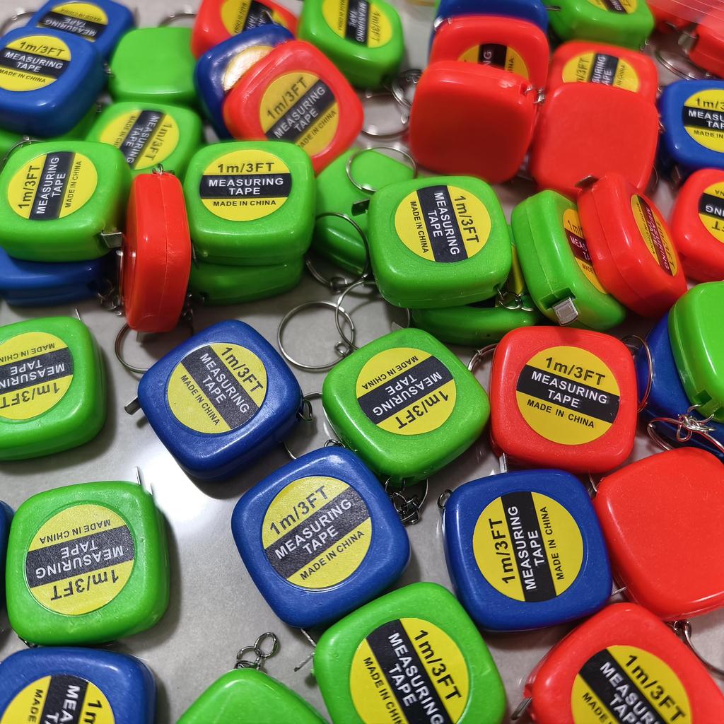 Маленькая измерительная лента, дешевая, удобная и легкая в переноске.