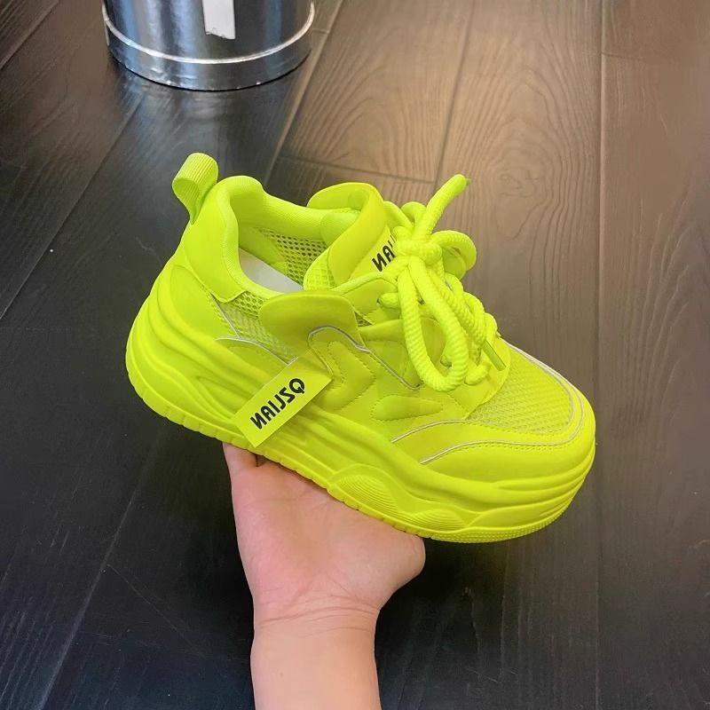 Маленький человек увеличивает рост, маленькие белые туфли женские лето 2025 новые супер огонь универсальные повседневные кеды сетка дышащие одинарные туфли