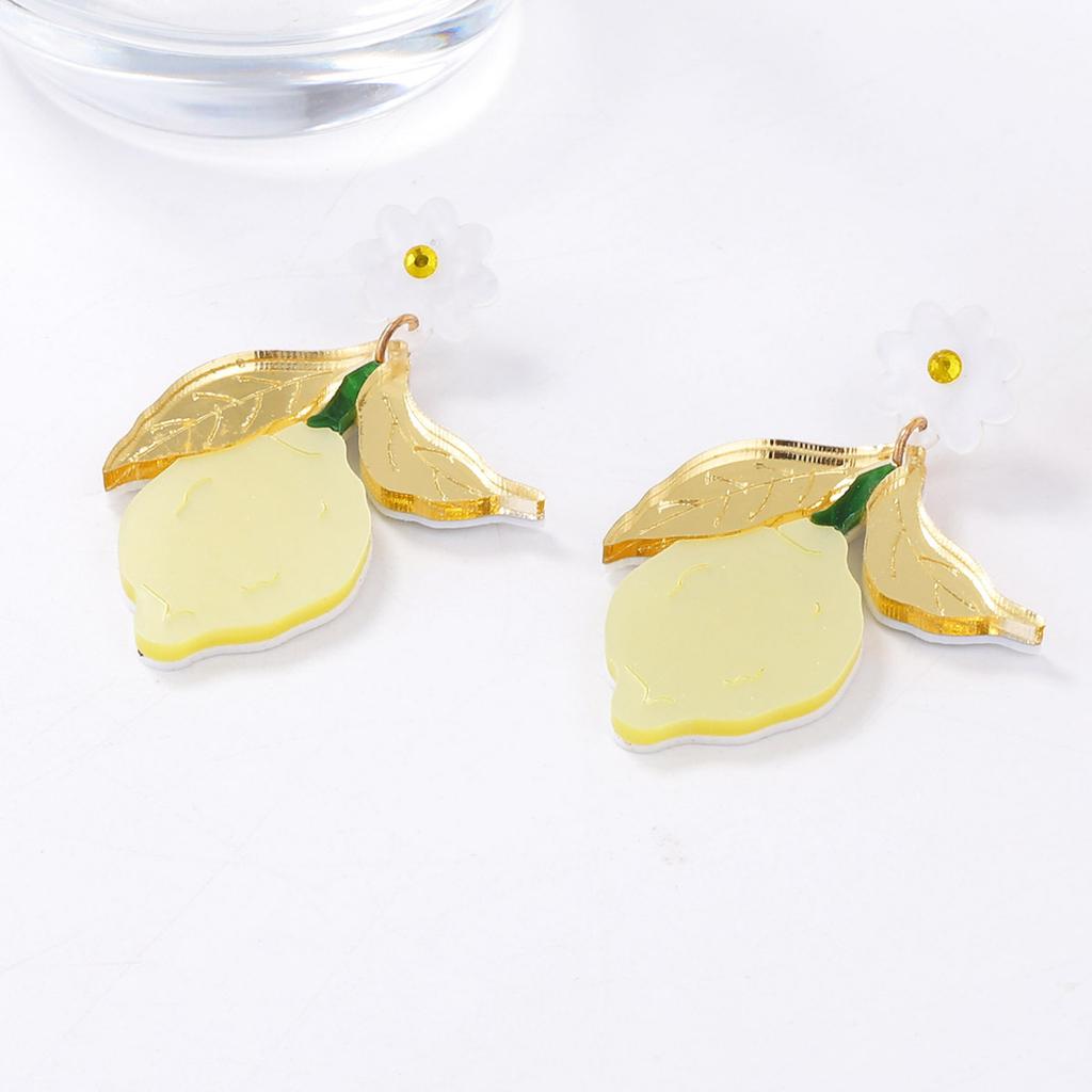 The fruit-themed earrings feature a simple and niche design. The acrylic lemon slice small flower earrings are fresh and versatile for women