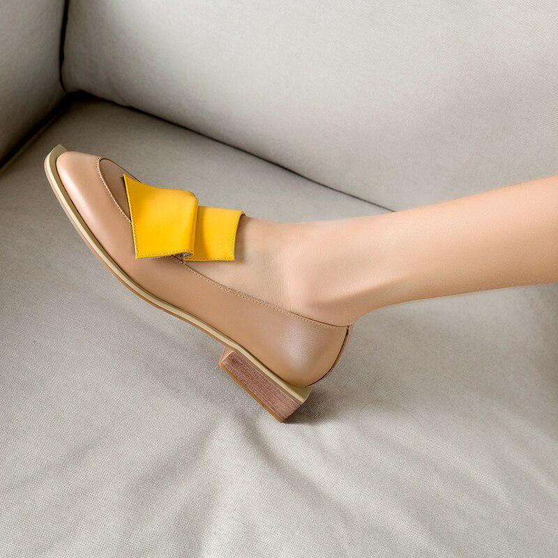 Женские кожаные туфли на низкой подошве, с оригинальным декором