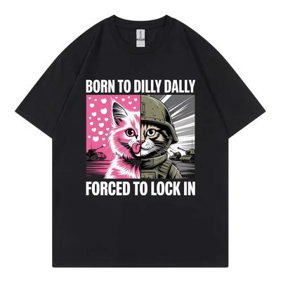 Футболка с забавным кошачьим мемом "Born To Dilly Dally Forced To Lock in" (Рожденный, чтобы лениво сидеть взаперти). Повседневная модная футболка с коротким рукавом, унисекс, свободная, из хлопка.