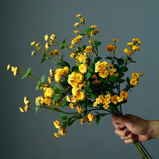 Имитация цветка розы без полива. Создайте романтическую атмосферу. Зеленые листья. Красивая имитация цветка розы. Гостиная. Сделай сам. Художественный цветок.