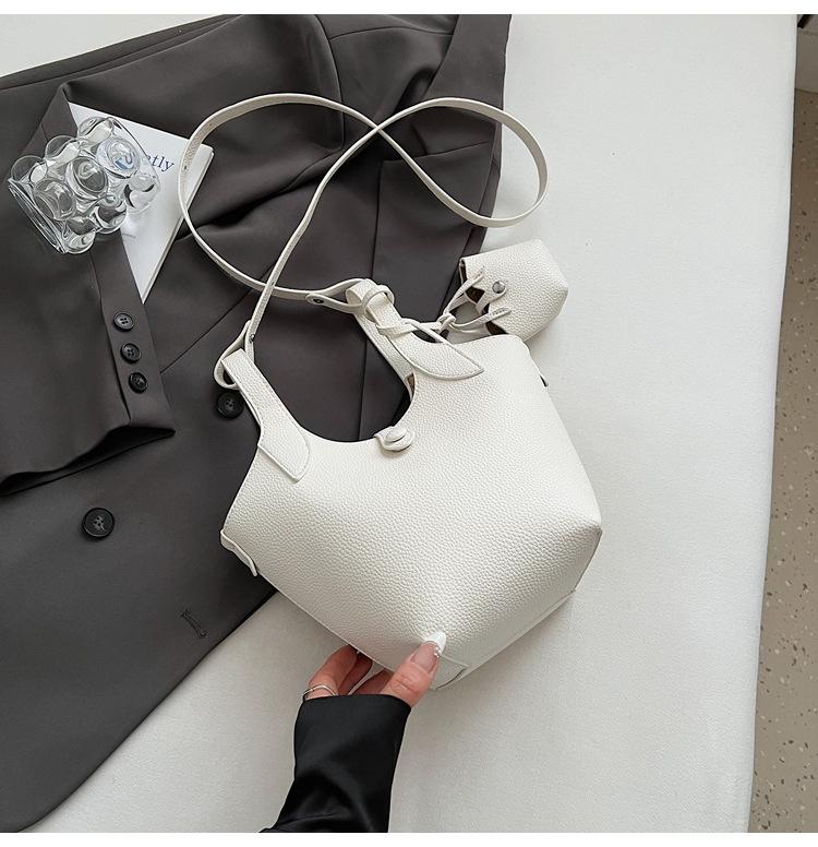 2025 New Spring and Summer Women's Bucket Bag Versatile Classic Vegetable Basket Premium Texture Niche Women's Bag Handbag Bag