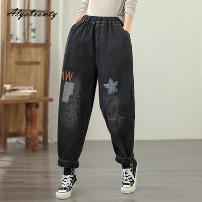 Женские джинсы гаремы больших размеров на осень-зиму, эластичная талия, повседневные свободные джинсовые брюки пэчворк с принтом букв, толстые теплые женские джинсы на флисе