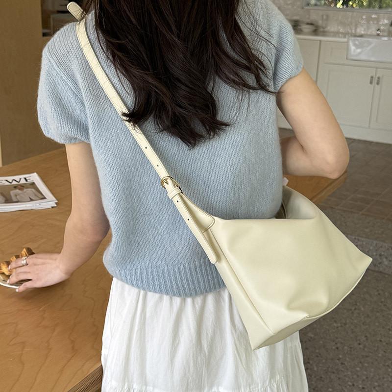 IELGY Korean version of simple underarm bag Joker commuter shoulder slung.