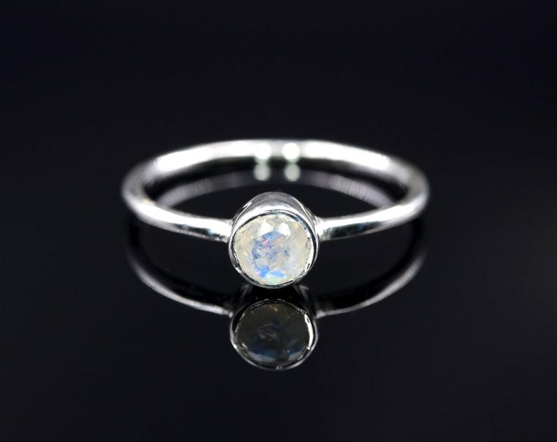 Кольцо ручной работы с круглым драгоценным камнем Rainbow Moonstone, женское кольцо из стерлингового серебра 925 пробы, штабелируемое кольцо, минималистское кольцо, кольцо с безелем