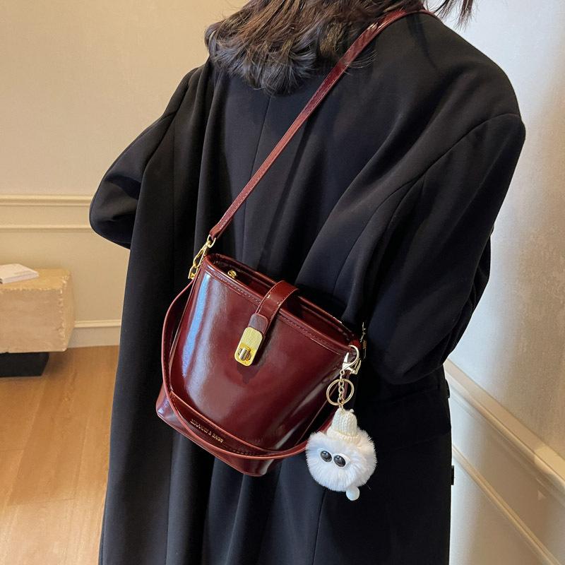 Women's Bag 2025 New Messenger Bag Autumn and Winter Bucket Bag Retro Versatile High-end Niche Design Shoulder Handbag