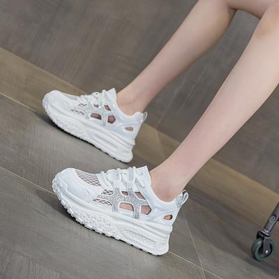 Полые и дышащие сетчатые кроссовки для женщин 2025 лето новые на толстой подошве универсальные повседневные спортивные супер огонь маленькие белые кроссовки для женщин