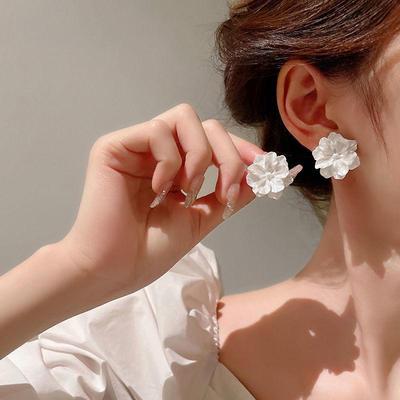 Белые серьги с цветочным узором во французском стиле, вдохновленные Чжао Лусы, для лета 2025 года
