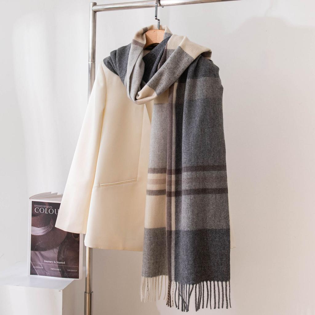 Scarf with A High-end Feel, Versatile, Thick, Autumn and Winter Check Pattern, Warm and Cozy, Soft To The Touch.