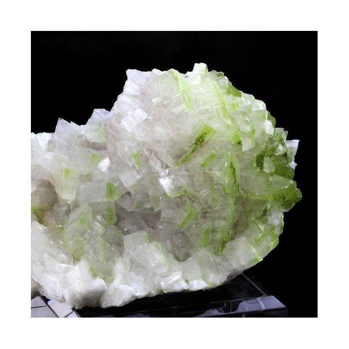 Pierres et Minéraux. Duftite sur Calcite. 2081.0 ct. Tsumeb, Oshikoto Region, Namibie.